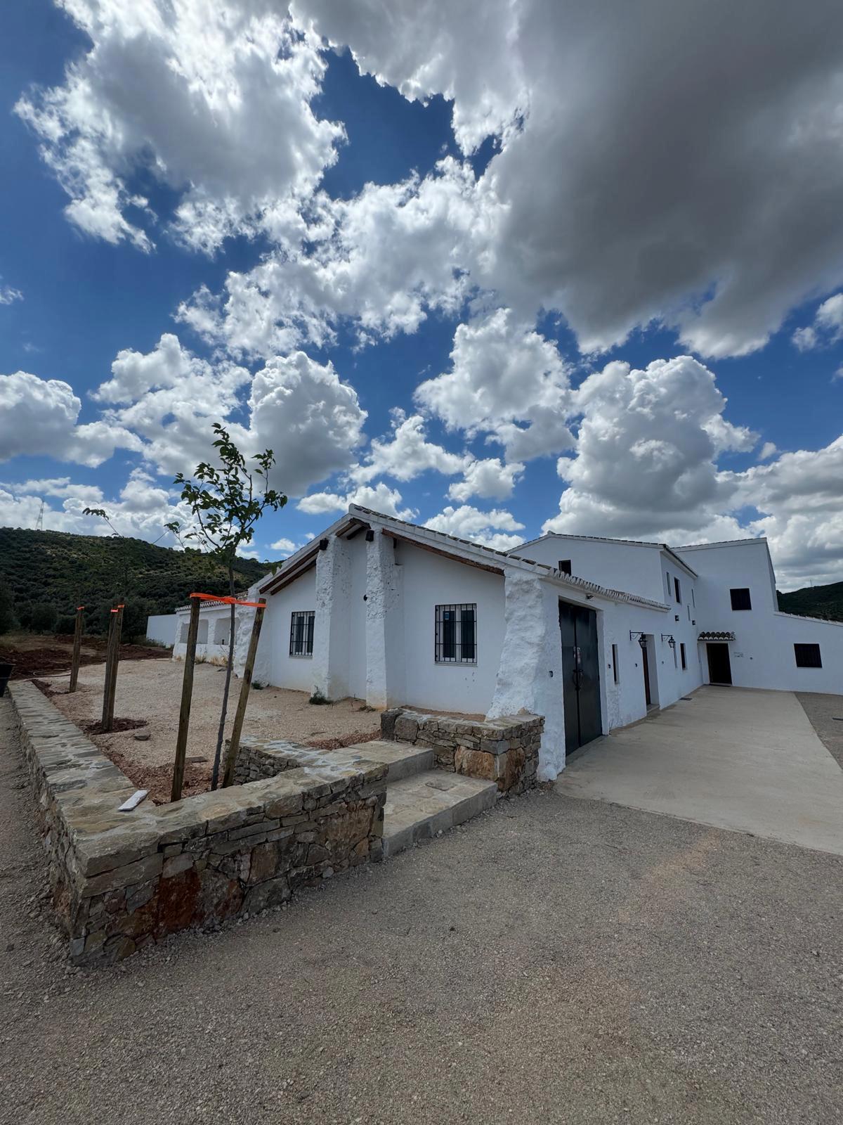 Fachada del cortijo encalada