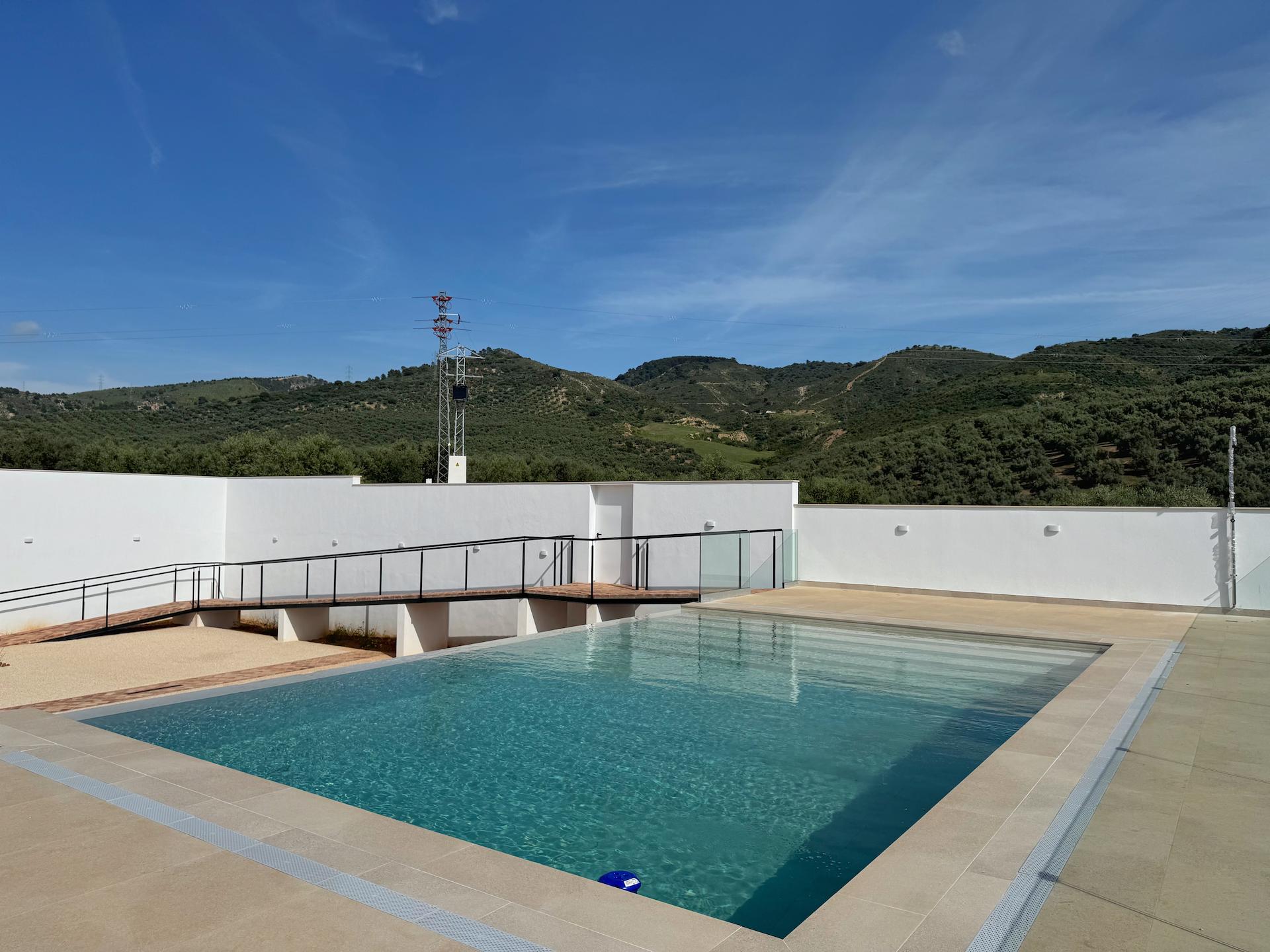 Piscina exterior infinita con vistas a los olivares
