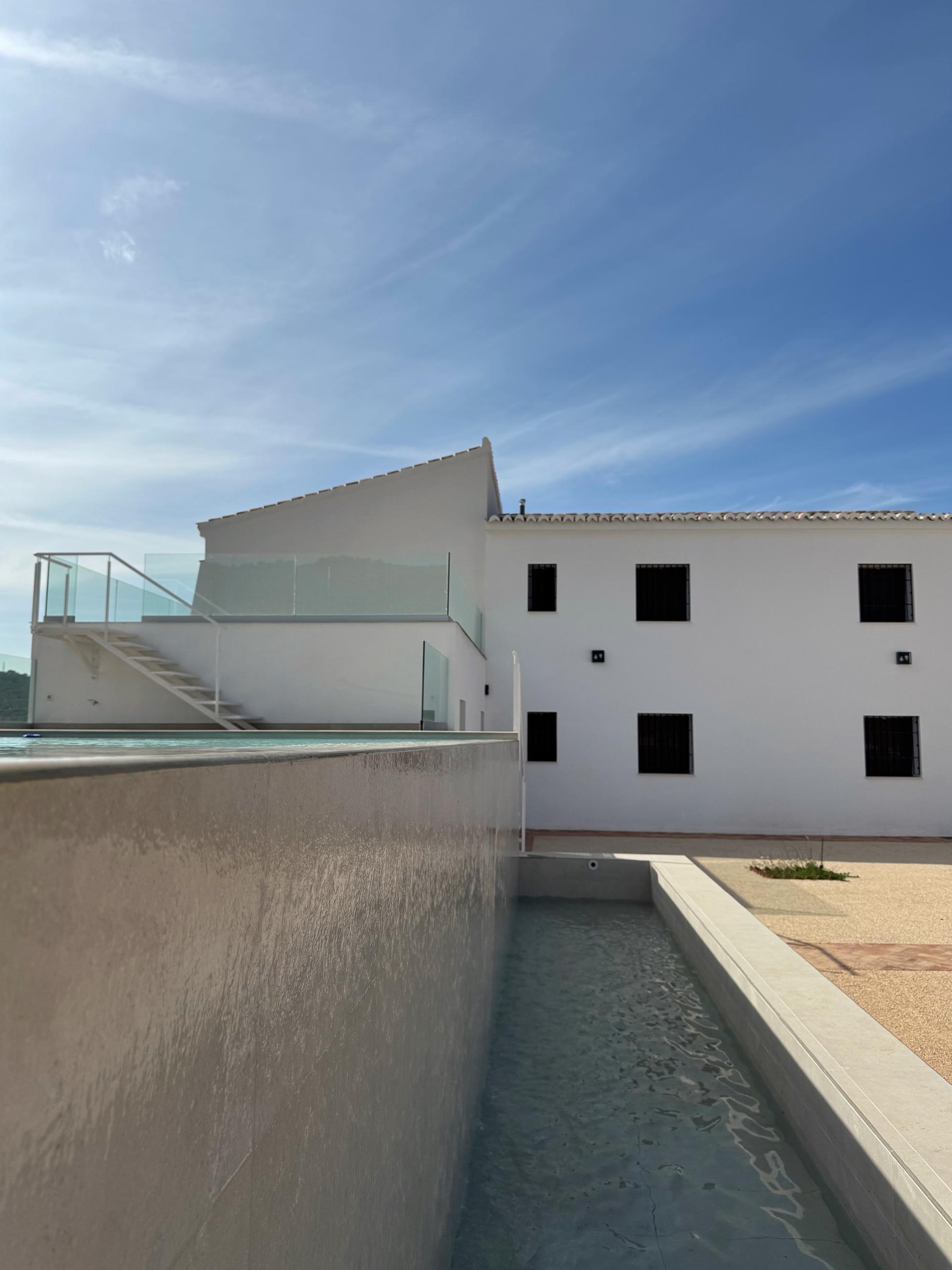 Piscina exterior infinita con vistas a los olivares