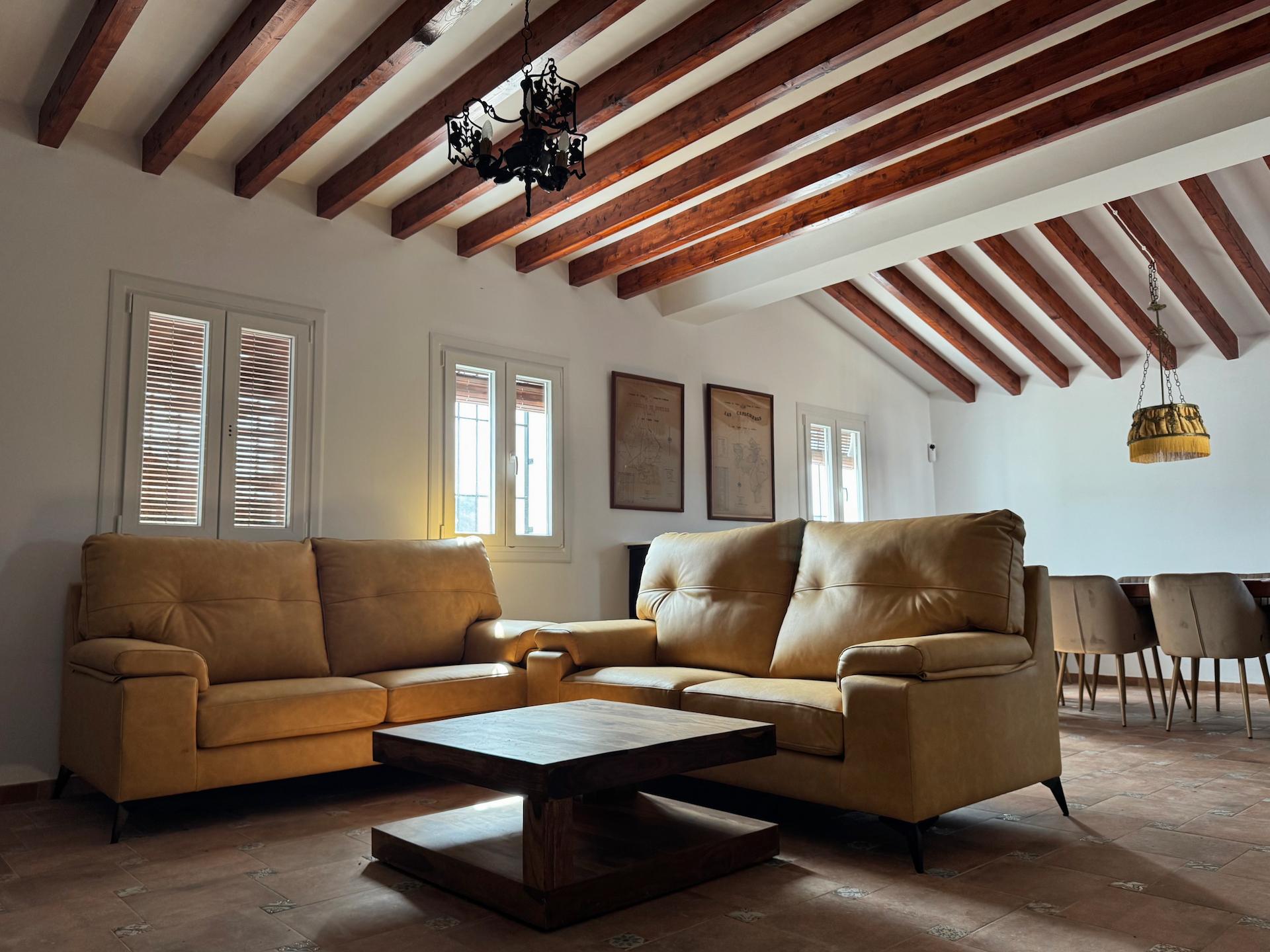 Salón principal con vigas de madera