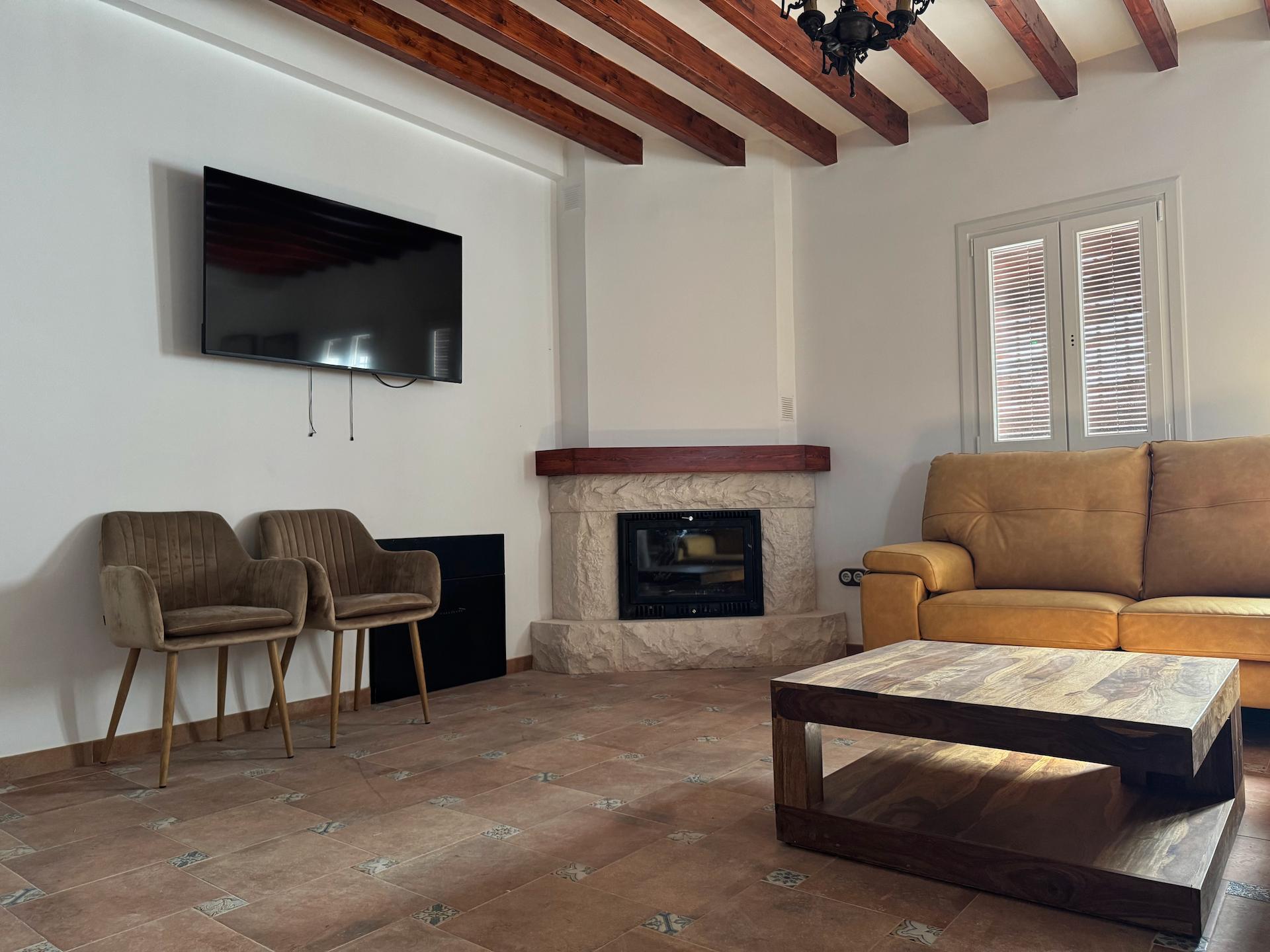 Salón principal con vigas de madera