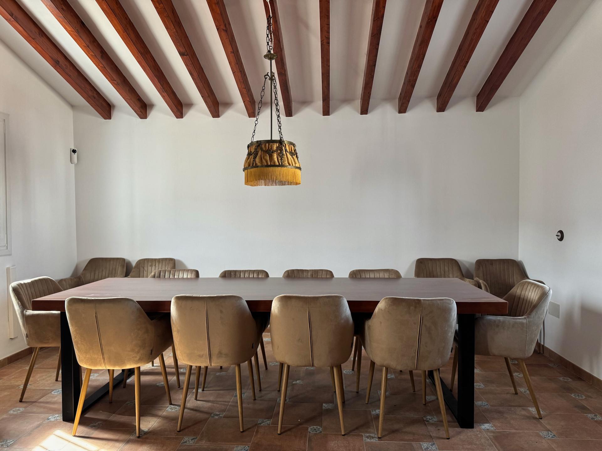 Salón principal con vigas de madera
